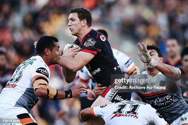 Ryan Hoffman of the Warriors on the charge during the round 25 NRL match between the New Zealand Warriors and the Wests Tigers at Mount Smart Stadium...