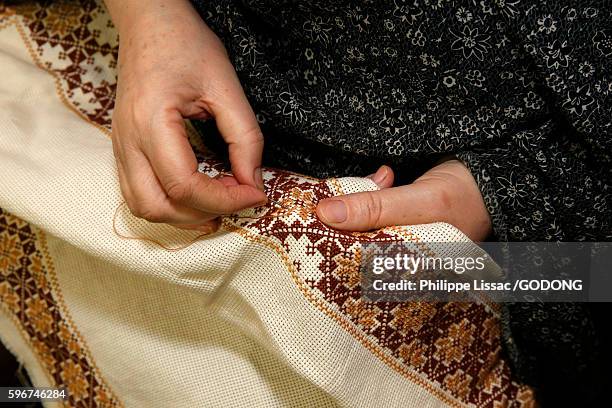 palestinian woman making embroidery in amari refugee camp. - amaari refugee camp stock pictures, royalty-free photos & images