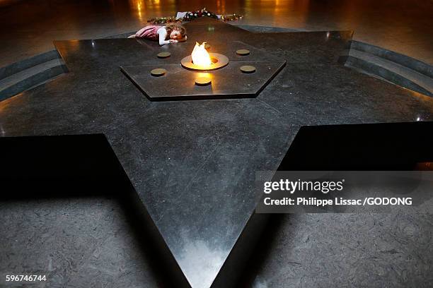 black marble star-shaped tomb of the unknown jewish martyr in the paris holocaust memorial. - anti semitism stock pictures, royalty-free photos & images