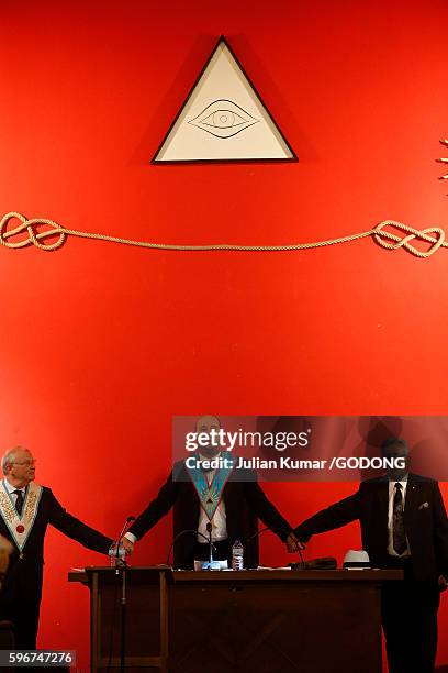 freemasons holding hands at the end of a meeting. - sociedade secreta imagens e fotografias de stock