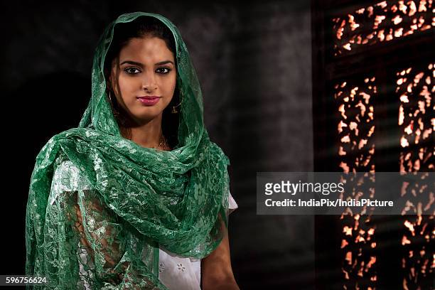 portrait of a muslim woman - beautiful ramadan - fotografias e filmes do acervo