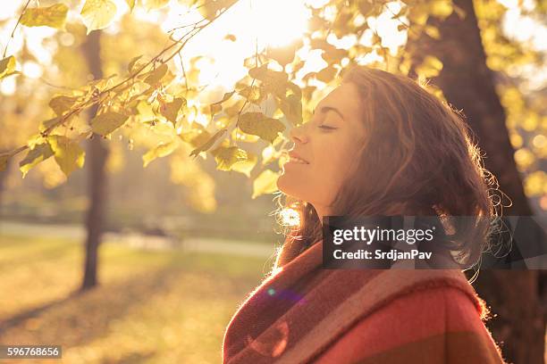 aroma des herbstes - frauen glücklich natur stock-fotos und bilder