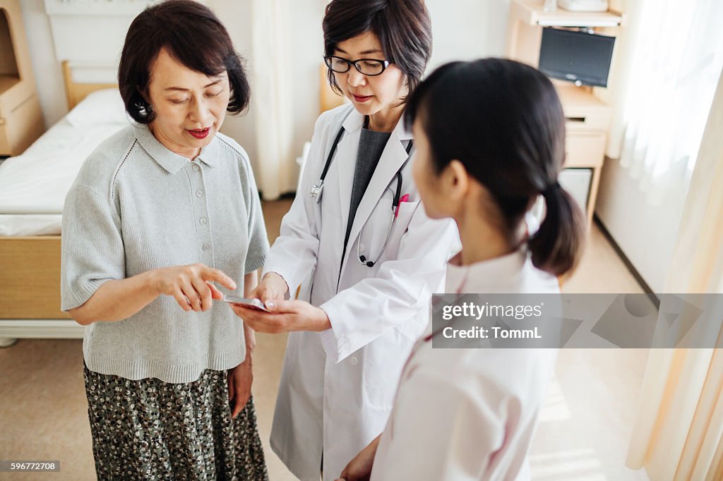 Medico giapponese che mostra la data alla paziente
