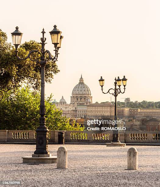 petersdom vom pincian hill, rom italien - petersdom stock-fotos und bilder