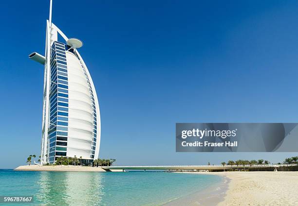 burj al arab, jumeirah beach, dubai - hotel jumeirah beach - fotografias e filmes do acervo