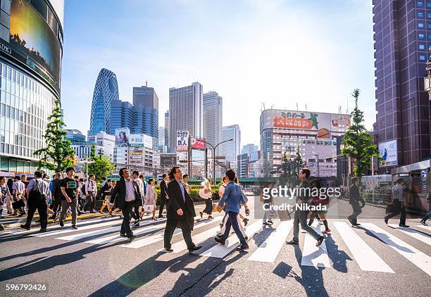 shinjuku einkaufsviertel, tokio, japan - pedestrian crossing stock-fotos und bilder
