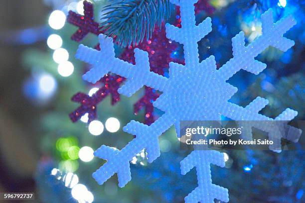 snow crystal ornament - crystal christmas tree ornaments fotografías e imágenes de stock