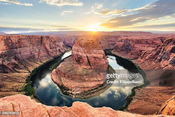 horseshoe bend at sunset - fiume colorado, arizona - arizona foto e immagini stock
