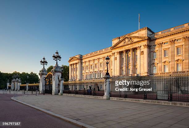 buckingham palace - buckingham palace gates stock pictures, royalty-free photos & images