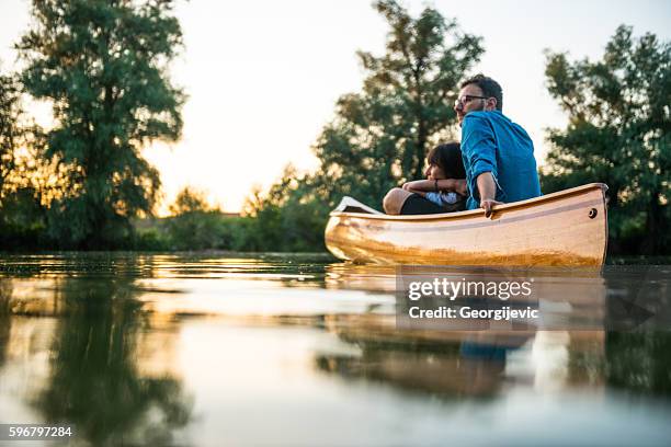 das abenteuer beginnt - canoe stock-fotos und bilder