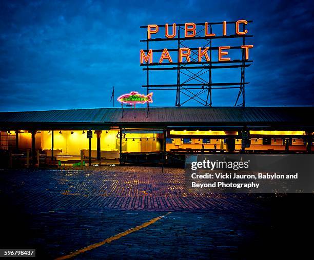 before dawn at seattle public market-pike place - pike place market sign stockfoto's en -beelden