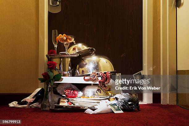messy room service tray outside of hotel door - zimmerservice stock-fotos und bilder