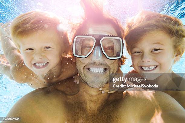 papà e figli che si divertono a fare un selfie sott'acqua - diver foto e immagini stock