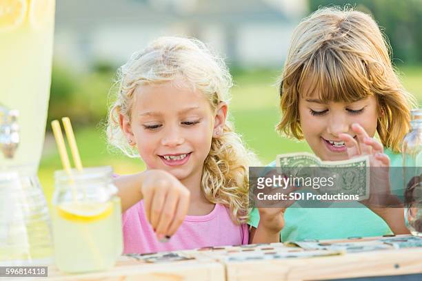 les sœurs vendent de la limonade dans la cour avant de la maison - buvette photos et images de collection