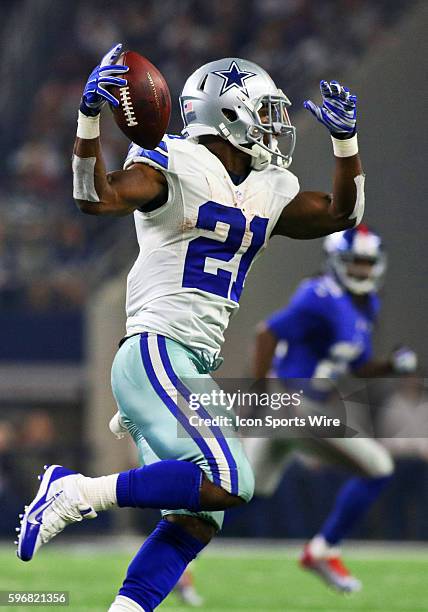 Dallas Cowboys running back Joseph Randle makes the one hand catch during a NFL regular season game between the New York Giants and Dallas Cowboys at...