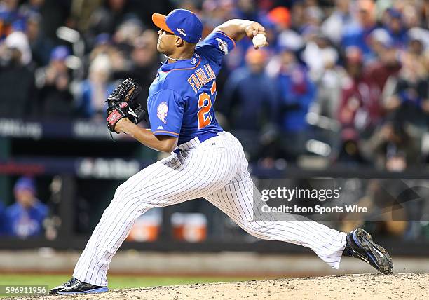 New York Mets relief pitcher Jeurys Familia [7925] gets Chicago Cubs left fielder Chris Coghlan to ground out, New York Mets second baseman Daniel...