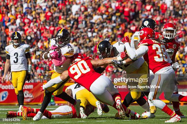 Kansas City Chiefs inside linebacker Josh Mauga tackles Pittsburgh Steelers running back Le'Veon Bell during the NFL game between the Pittsburgh...