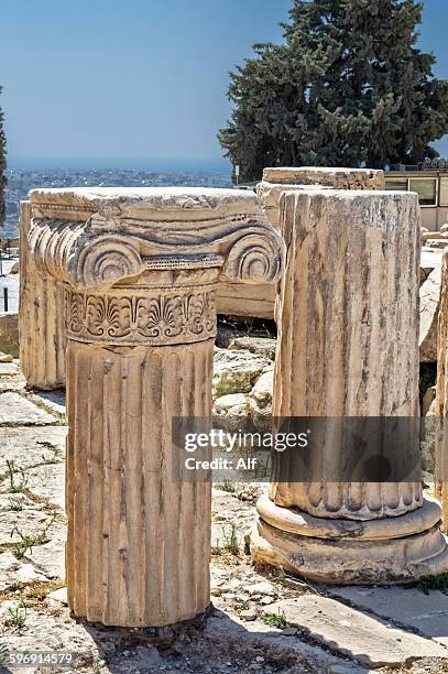 ionic columns on the acropolis in athens - felssäulenformation stock-fotos und bilder