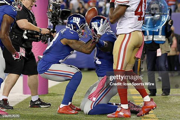 New York Giants Tight End Larry Donnell [15613] celebrates with New York Giants Wide Receiver Odell Beckham [11114] and teammates after catching a...