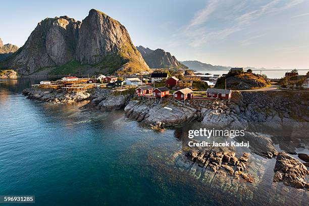 hamnoy island - lofoten-en-vesterålen stockfoto's en -beelden