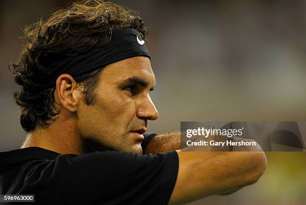 Roger Federer of Switzerland wipes his face during his match against Gael Monfils of France at the US Open in New York, September 4, 2014.
