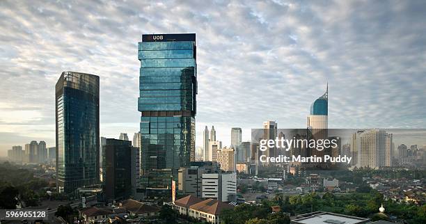 jakarta skyline at dawn - yakarta fotografías e imágenes de stock