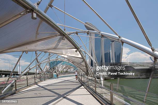 helix bridge leading to marina bay sands - marina bay singapore bildbanksfoton och bilder