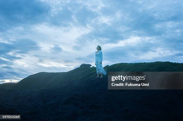 look up to the sky - japanese woman looking up stock-fotos und bilder