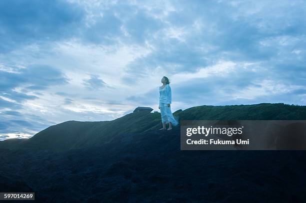 look up to the sky - japanese woman looking up stockfoto's en -beelden