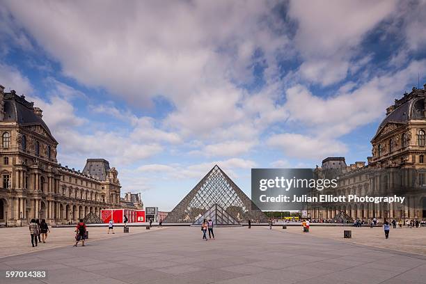 the louvre museum in paris, france. - louvre piramide stockfoto's en -beelden