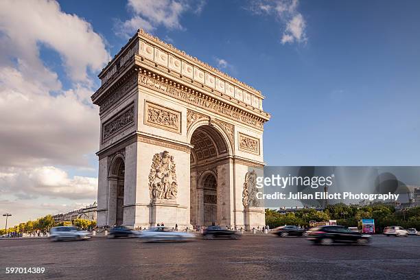 the arc de triomphe and place charles de gaulle - arc de triomphe parijs stockfoto's en -beelden