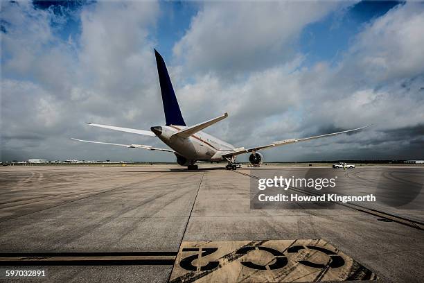 aircraft being prepared for take off - tarmac airport stock pictures, royalty-free photos & images