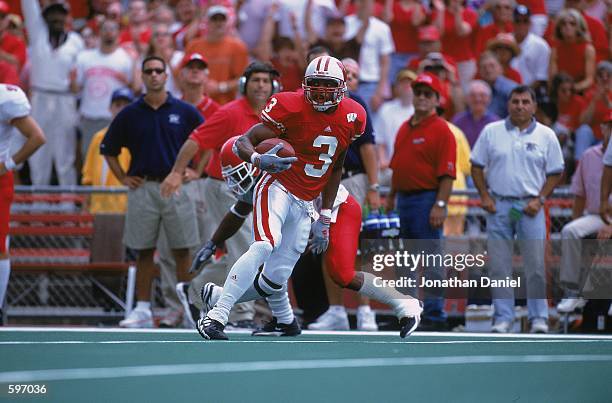 Lee Evans of the Wisconsin Badgers running with the ball during the game against the Fresno State Bull Dogs at Camp Randall Stadium in Madison,...