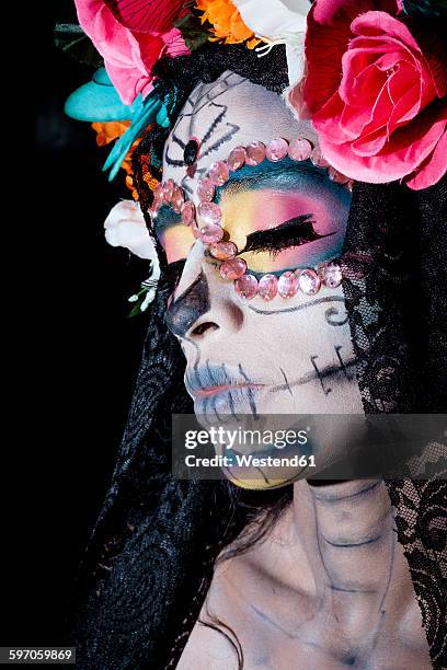 woman dressed as la calavera catrina, traditional mexican female skeleton figure symbolizing death - la catrina stockfoto's en -beelden