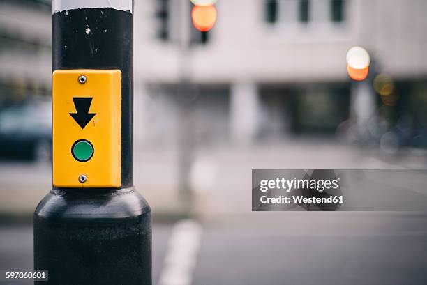 green push button of a pedestrian light - ersuchen stock-fotos und bilder