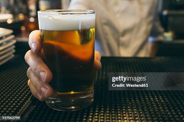 waitress serving fresh beer - verre à bière photos et images de collection