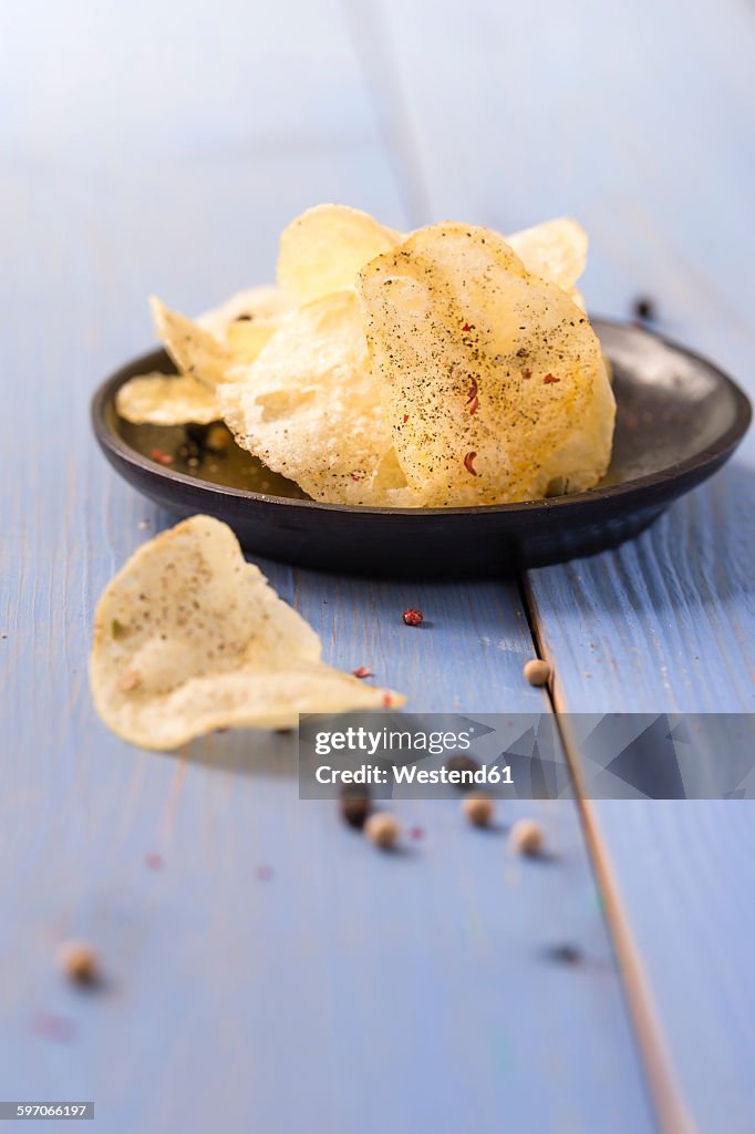 Plate of potato chips flavored with pepper