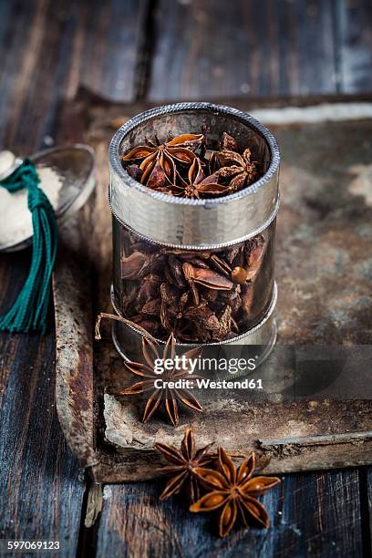 glass of star anise - anijs stockfoto's en -beelden