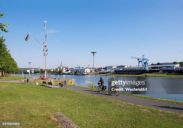 germany, bavaria, woerth am main, cyclists at main riverside - franconie stockfoto's en -beelden