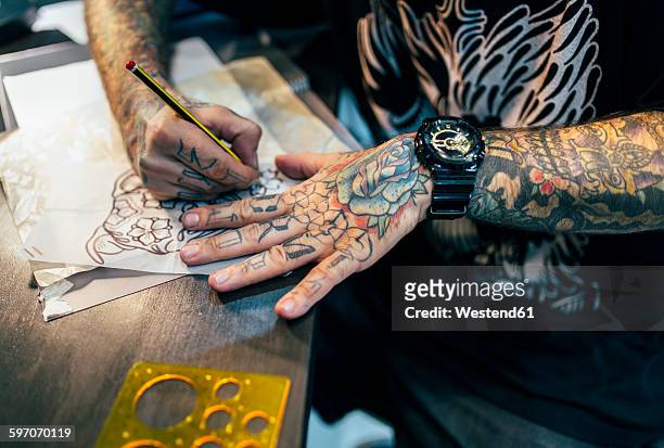 tattoo artist designing motifs - tattooing 個照片及圖片檔