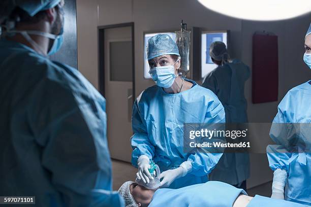 surgical team anesthetizing patient - anesthesiologist imagens e fotografias de stock