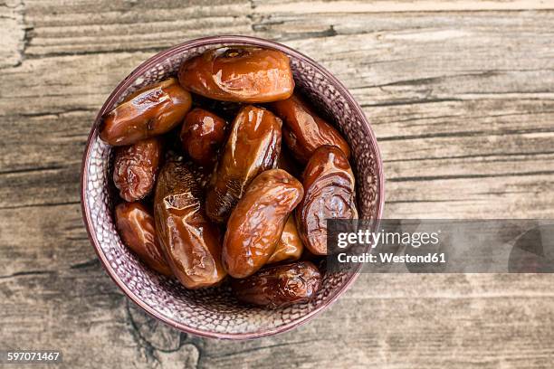 bowl of dates on wood - date fruit fotografías e imágenes de stock