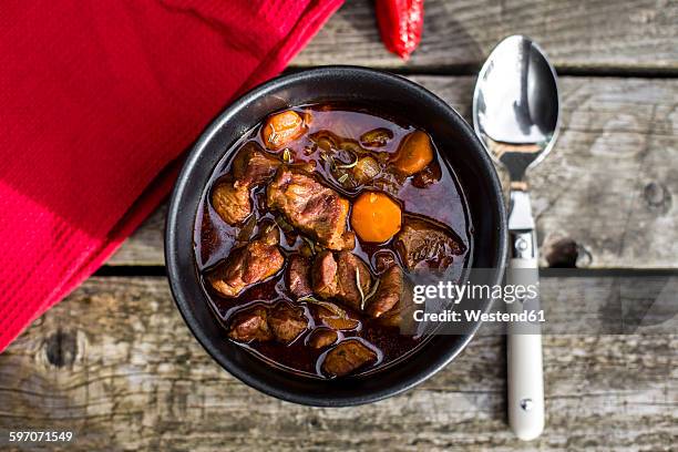 goulash in bowl - rindfleischeintopf stock-fotos und bilder