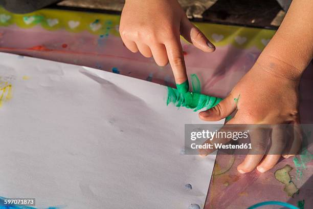 girl painting with finger colours, close-up - 4 girls finger painting 個照片及圖片檔