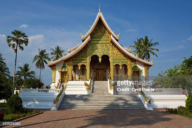 wat haw pha bang temple luang prabang, laos - cyril eberle stockfoto's en -beelden