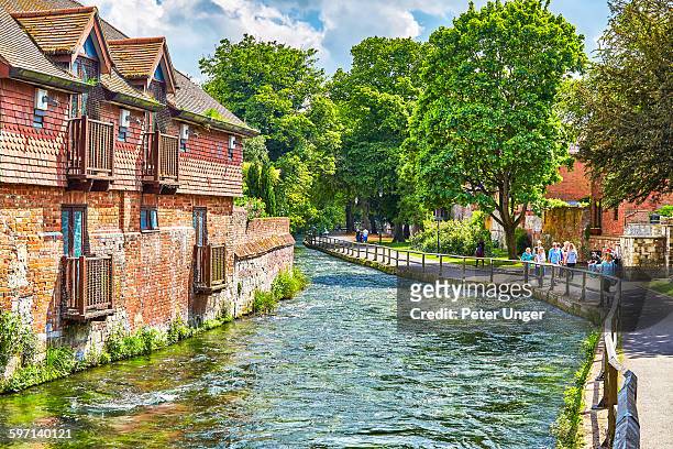 riverside walk in town of winchester, england - hampshire stockfoto's en -beelden