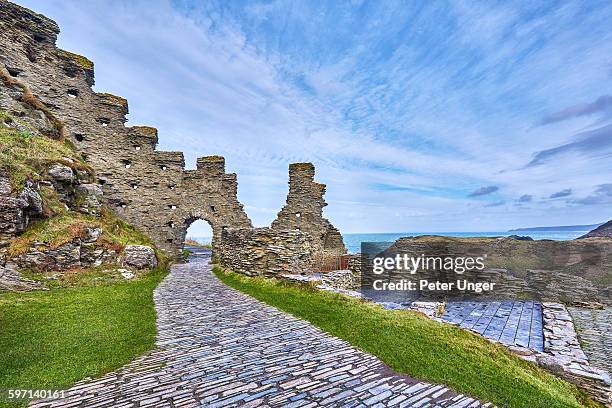 tintagel castle ruins, cornwall, uk - cornwell stock-fotos und bilder
