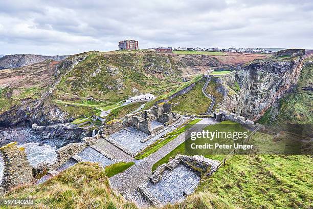 tintagel castle ruins,cornwall,uk - tintagel stockfoto's en -beelden