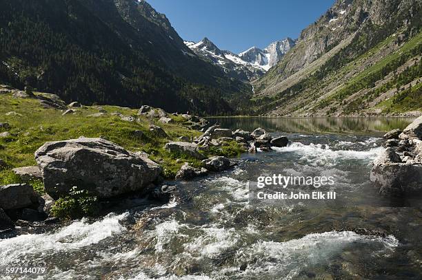 lac de gaube lake landscape - cauterets photos et images de collection