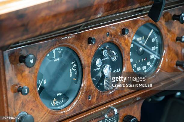 wooden dashboard in vintage luxury car - drehzahlmesser stock-fotos und bilder